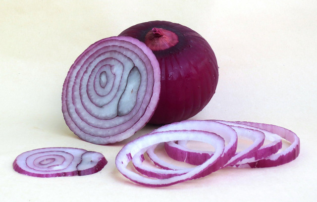 Ilustrasi Cara mengiris bawang dengan cepat. Foto: Pixabay.com/Costanzimarco