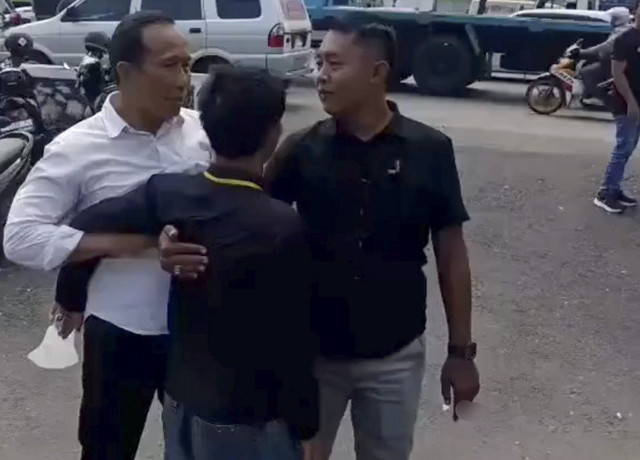 Momen V (tengah), saksi kunci kasus Aipda Robig, saat diadang pria berbaju hitam sebelum sidang. Pengacara Gamma, Zainal Abidin Petir (kiri), melindunginya. Foto: Dok. Istimewa