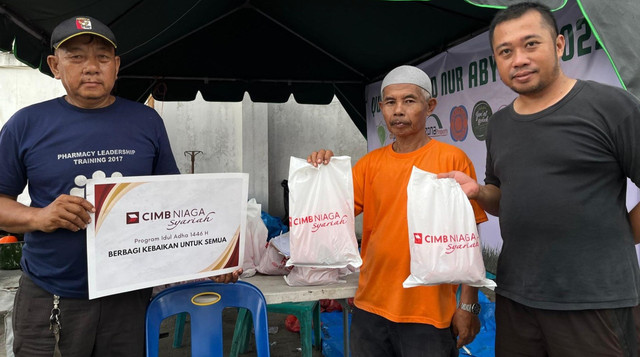 Pembagian Daging Qurban titipan CIMB Niaga Syariah untuk Masyarakat Medan (Sumber : DT Peduli)