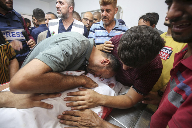 Sejumlah warga menangis saat prosesi pemakaman Direktur Rumah Sakit Indonesia,  Dr. Marwan al-Sultan bersama istri dan anaknya yang tewas akibat serangan Israel di rumah sakit Al-Syifa, Gaza, Rabu (2/7/2025). Foto: Mahmoud Issa/REUTERS