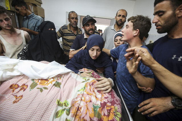 Sejumlah warga menangis saat prosesi pemakaman Direktur Rumah Sakit Indonesia,  Dr. Marwan al-Sultan bersama istri dan anaknya yang tewas akibat serangan Israel di rumah sakit Al-Syifa, Gaza, Rabu (2/7/2025). Foto: Mahmoud Issa/REUTERS