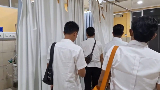 Pihak kepolisian saat mendatangi RSUD Dr Soeroto, Ngawi, memeriksa kasus bayi minum oli bekas. Foto: Dok mili.id