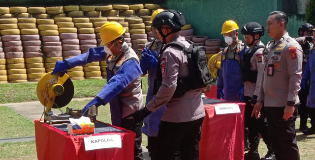 Kapolda Sumsel Irjen Pol Andi Rian Ryacudu Djajadi saat memusnahkan senajat api ilegal jenis laras panjang. Foto : Abdullah Toriq/Urban Id