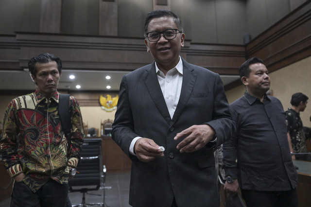 Terdakwa kasus dugaan suap pergantian antarwaktu (PAW) untuk anggota DPR Harun Masiku dan perintangan penyidikan, Hasto Kristiyanto menyimak keterangan jaksa dalam sidang pembacaan tuntutan di Pengadilan Tipikor, Jakarta, Kamis (3/7/2025). Foto: Bayu Pratama S/ANTARA FOTO