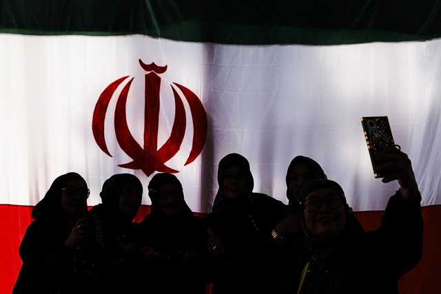 Warga hadiri acara mengenang para korban serangan Israel di Kediaman Duta Besar Iran untuk Indonesia Mohammad Boroujerdi di kawasan Menteng, Jakarta, Kamis (3/7/2025). Foto: Iqbal Firdaus/kumparan