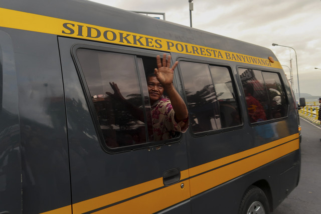 Korban selamat tenggelamnya KMP Tunu Pratama Jaya melambaikan tangan saat tiba di Pelabuhan Ketapang, Banyuwangi, Jawa Timur, Kamis (3/7/2025). Foto: Budi Candra Setya/ANTARA FOTO
