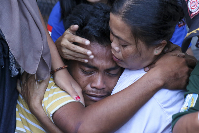 Korban selamat tenggelamnya KMP Tunu Pratama Jaya dipeluk keluarganya usai diserahkan oleh Tim SAR gabungan di Pelabuhan Ketapang, Banyuwangi, Jawa Timur, Kamis (3/7/2025). Foto: Budi Candra Setya/ANTARA FOTO