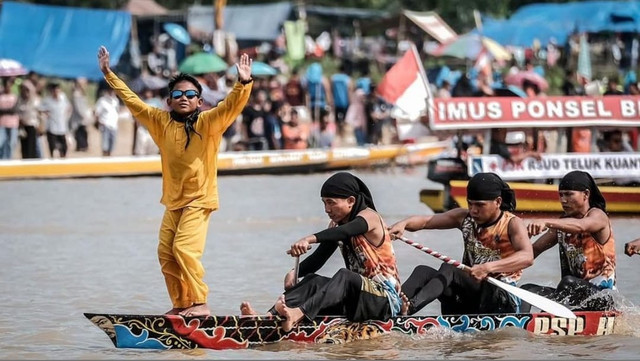 Foto: Asep Yki/Kementrian Pariwisata - Festival Pacu Jalur, Tepian Narosa Kuantan Singingi, Riau