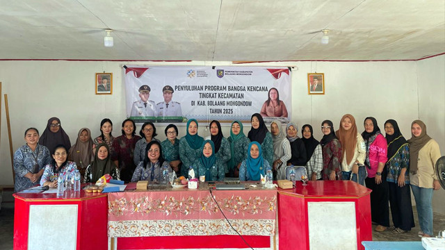 Foto bersama Ketua TP PKK Kabupaten Bolmong, Kalsum Alhabsyi, bersama dengan peserta penyuluhan Program Bangga Kencana.