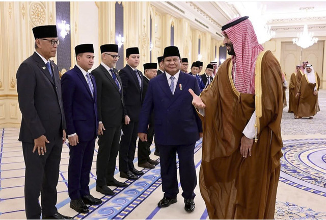 Menag Nasaruddin Umar saat mendampingi Presiden Prabowo bertemu Pangeran MBS. Foto: Dok. Istimewa