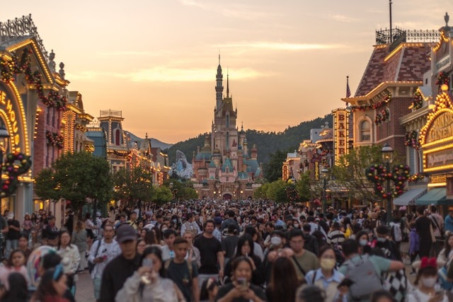 Ilustrasi harga tiket disneyland Hongkong 2025. Sumber: Unsplash/Kit Ko