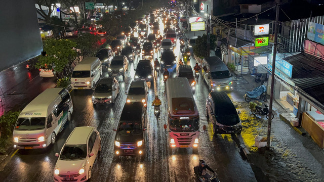 Kemacetan di Jalan Sarijadi dan Pasteur selama hujan turun pada Kamis (3/7/2025) malam hari. Foto: Alya Zahra/kumparan 