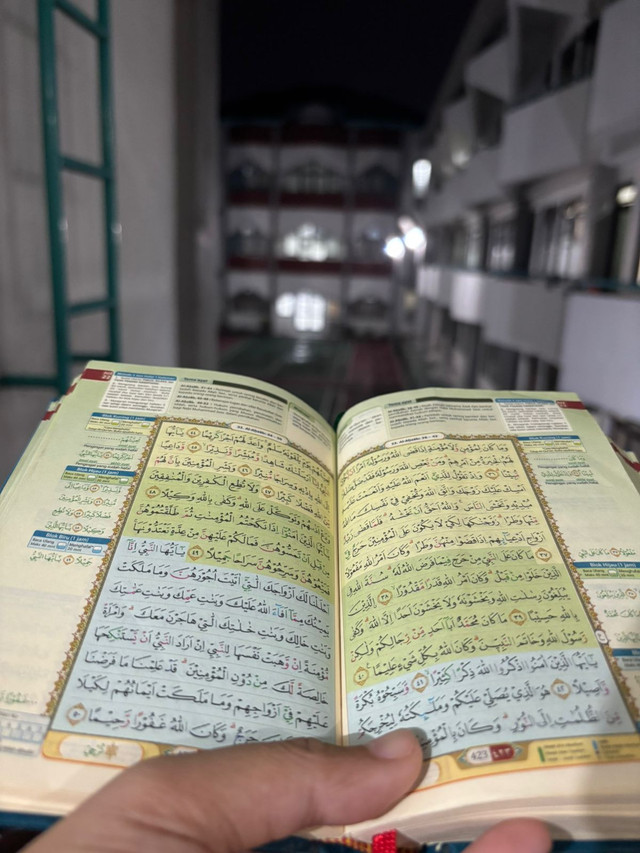 Kadang baca Qur’an gak bikin masalah hilang,tapi cukup bikin aku gak hilang arah. sumber: foto pribadi. com