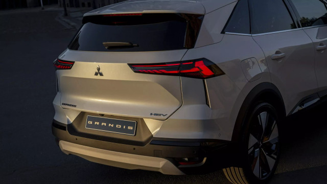 Mitsubishi Grandis terbaru yang pakai basis Renault. Foto: Mitsubishi