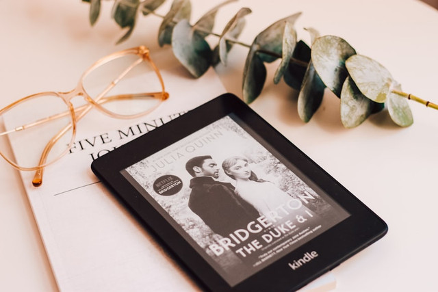 Ilustrasi Film yang Mirip Bridgerton yang Penuh Romansa dan Intrik Klasik, Foto: Unsplash/Shayna Douglas