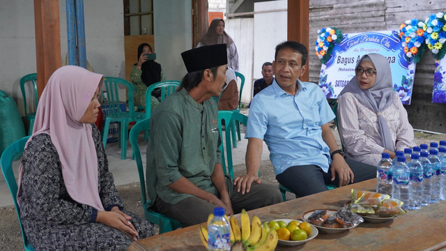 Bupati Bojonegoro Setyo Wahono bersama istri Cantika Wahono, saat takziah di kediaman orang tua Almarhum Bagus Adi Prayogo. Kamis sore (03/07/2025) (Aset: Istimewa)