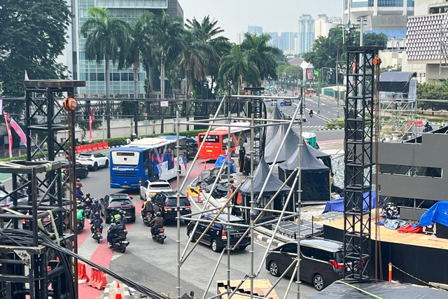 Pemasangan panggung untuk uji coba Car Free Night di Bundaran HI, Menteng, Jakarta Pusat, Jumat (4/7/2025). Foto: Nasywa Athifah/kumparan