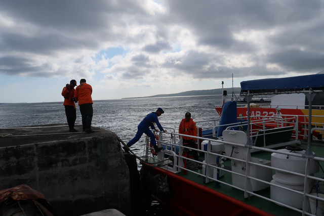 Sejumlah personel Tim SAR gabungan Basarnas dan Polairud melakukan persiapan pencarian korban tenggelamnya KMP Tunu Pratama Jaya Dermaga Aspal Ketapang, Banyuwangi, Jawa Timur, Jumat (4/7/2025). Foto: Budi Candra Setya/ANTARA FOTO