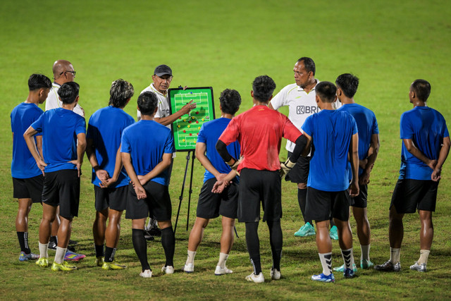 Pelatih Liga Indonesia All Star Rahmad Darmawan (keenam kiri) memberikan instruksi saat memimpin sesi latihan di Stadion STIK, Jakarta, Kamis (3/7/2025). Foto: Bayu Pratama S/ANTARA FOTO