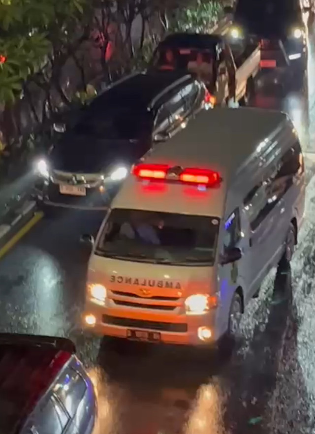 Ambulans terjebak macet di Jalan Pasteur Bandung, Kamis malam (3/7/2025). Dok: Alya/kumparan