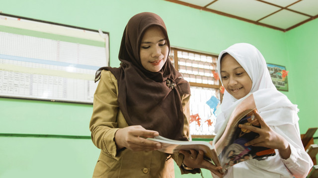 Ilustrasi cara cek pengumuman Guru Sekolah Rakyat. Foto: Kemendikdasmen