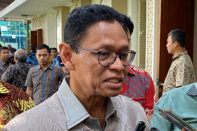 Wakil Menteri Energi dan Sumber Daya Mineral (ESDM) Yuliot Tanjung di kantornya, Jumat (4/7/2025). Foto: Muhammad Fhandra Hardiyon/kumparan