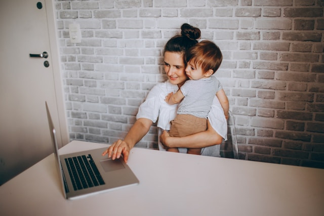 Ide Usaha Sambil Momong Anak. Foto hanya ilustrasi, bukan tempat sebenarnya. Sumber: Unsplash/Helena Lopes