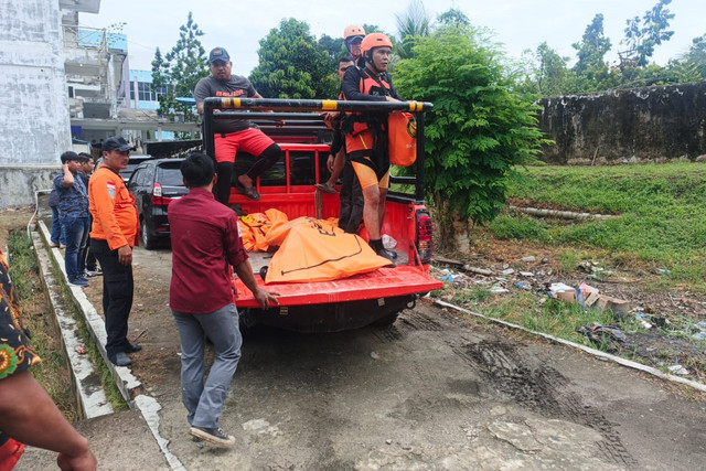 Tim SAR Medan saat mengevakuasi jasad staf Kejari Simalungun, Raynanda Ginting dan Muhammad Safari Siregar yang hanyut di Sungai Asahan, Sumut, Jumat (4/7/2025). Foto: SAR Medan