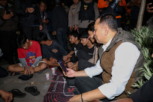 Wali kota Surabaya Eri Cahyadi saat berbincang dengan remaja yang terjaring sweeping jam malam. Foto: Diskominfo Surabaya 