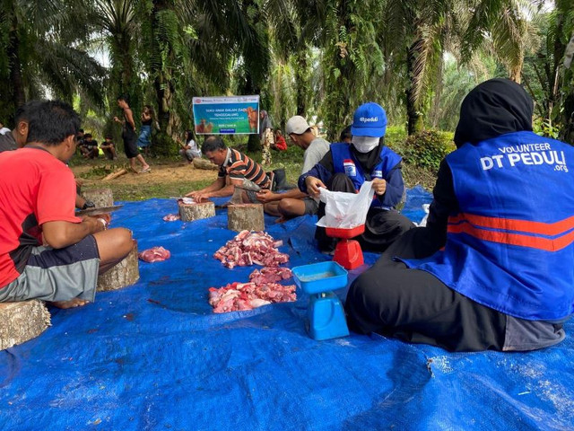 Suasana Qurban Festival DT Peduli yang dilaksanakan di Lingkungan Suku Anak Dalam Jambi (Sumber : DT Peduli)