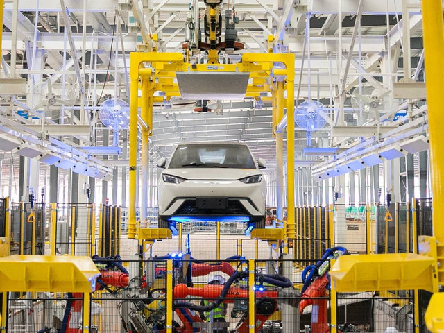 Ilustrasi produksi mobil di pabrik BYD. Foto: BYD