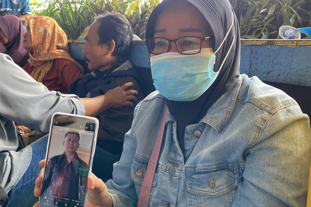 Yatini, istri dari Fauzi Bin Awam, salah satu korban KMP Tunu Pratama Jaya yang tenggelam di Selat Bali. Foto: Dok. Istimewa