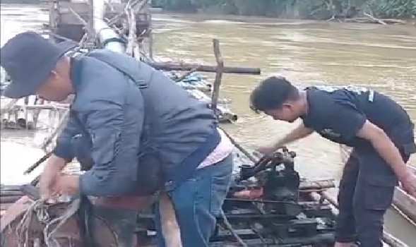 Petugas menemukan alat tambang emas ilegal di Sekadau Hulu. Foto: Dok. Polres Sekadau