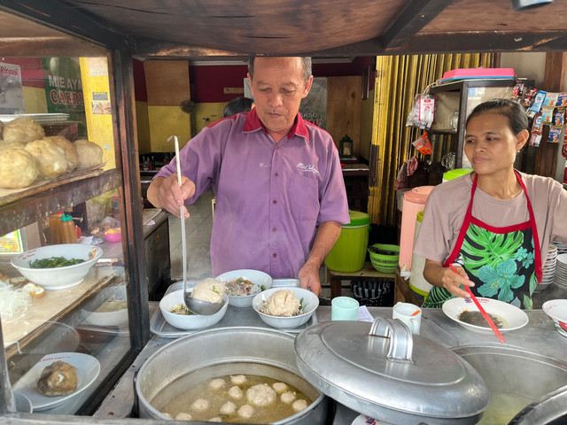 Bakso Cakruk CJDW milik Gito menjadi salah satu bukti nyata keberhasilan program Ekonomi Warung BERES (Bersih, Enak, Sehat) yang dijalankan Dompet Dhuafa Yogyakarta. Bakso mie ayam Cakruk CJDW, yang berlokasi di Jl. Godean, Sleman, Yogyakarta dikelola langsung oleh Gito