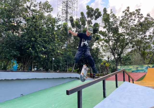 Seorang skater Pontianak sedang bermain di Skatepark yang berada di kawasan Taman Catur. Foto: Rabiansyah/HiPontianak
