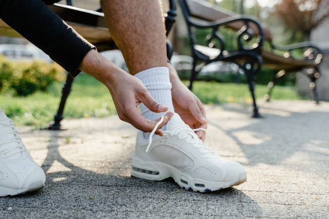 Ilustrasi 3 Rekomendasi Sepatu Running Lokal. Sumber: Pexels/Mart Production