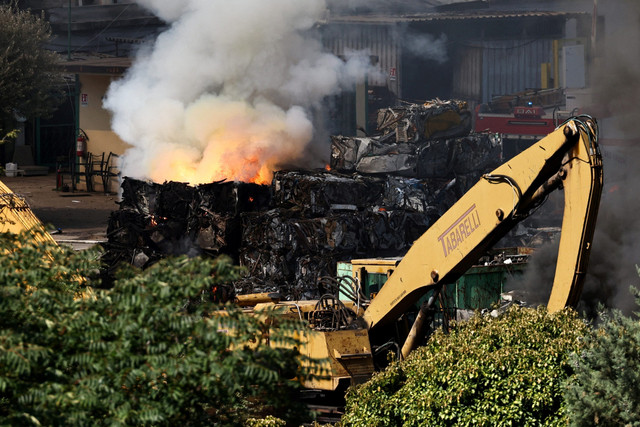Asap mengepul setelah SPBU meledak di Roma, Italia, Jumat (4/7/2025). Foto: Matteo Minnella/Pool/REUTERS