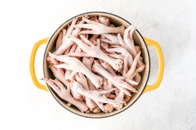 Cara Memisahkan Ceker dari Tulangnya. Sumber Foto: Unsplash.com/Lukas Kienzler