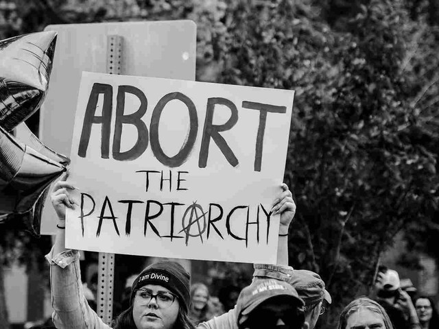 ilustrasi spanduk yang menolak Patriarki. Aktivis yang menunjukkan konsep kekuatan perempuan feminis. (Gambar oleh: pexels.com)