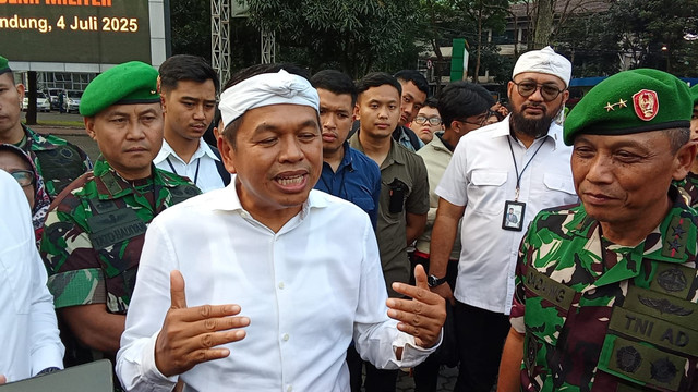 Gubernur Jawa Barat Dedi Mulyadi menjawab pertanyaan wartawan di Lapangan Kodam Siliwangi III, Kota Bandung, Jawa Barat, Jumat (4/7). Foto: Alya Zahra/kumparan 