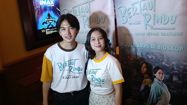 Ari Irham dan Adhisty Zara dalam konferensi pers film Bertaut Rindu, XXI Plaza Senayan, Jakarta Pusat, Jumat (4/7). Foto: Giovanni/kumparan