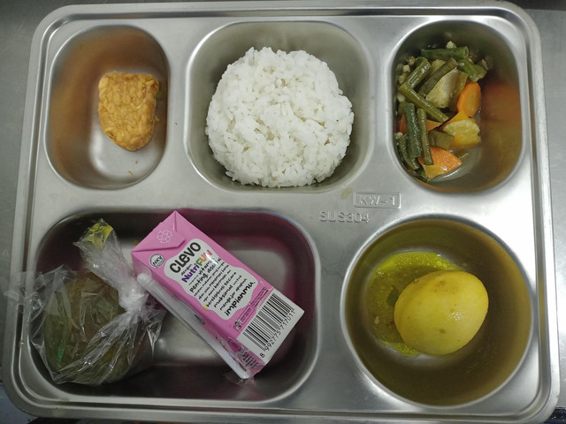 Berbagai menu MBG yang disajikan di SD Muhammadiyah Pasir Lor, UPK Purwokerto Barat. Foto: Dok. Istimewa