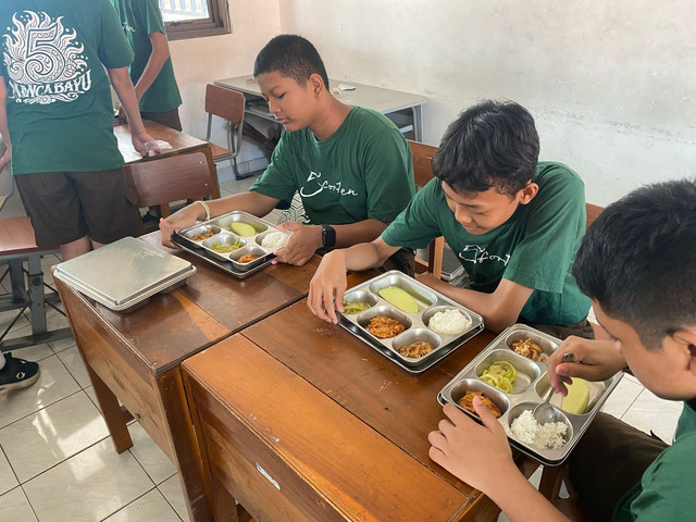 Pemberian program Makan Bergizi Gratis di Denpasar, Bali dok Disdikpora Kota Denpasar. Foto: Dok. Istimewa