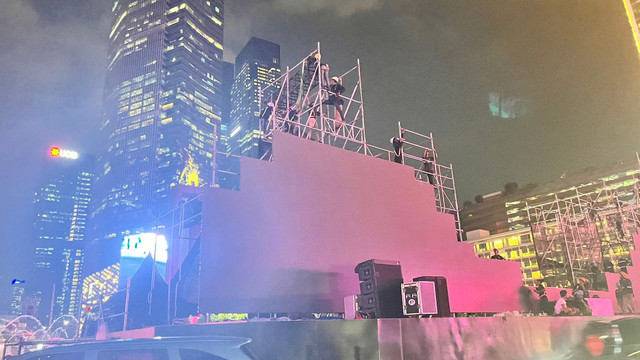 Kondisi panggung di Bundaran HI, Jakarta Selatan yang sebelumnya akan digunakan untuk uji coba Car Free Night, Jumat (4/7). Foto: Nasywa Athifah/kumparan