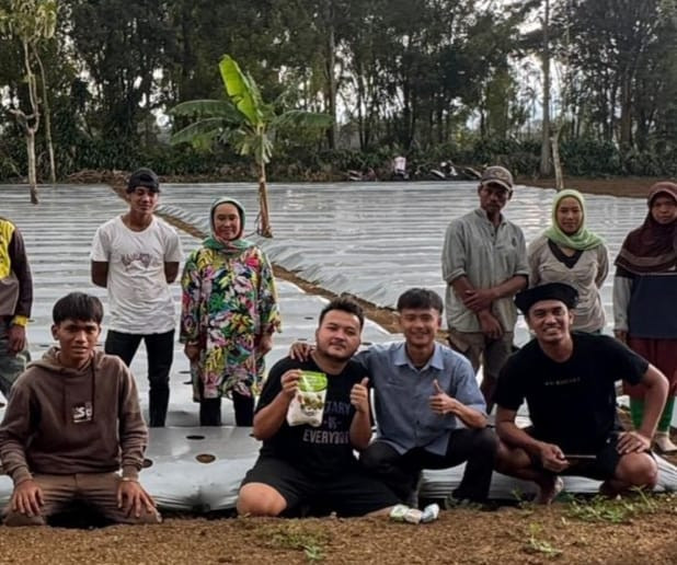 Muhammad Azhar Al Fayafh alias Ipay (Memegang kemasan pupuk) program MBG berikan peluang emas bagi petani. Foto: Dok. Istimewa