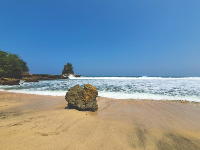 Ilustrasi Apakah Boleh Pakai Baju Hijau di Pantai Selatan?. Foto: Unsplash/ don apito