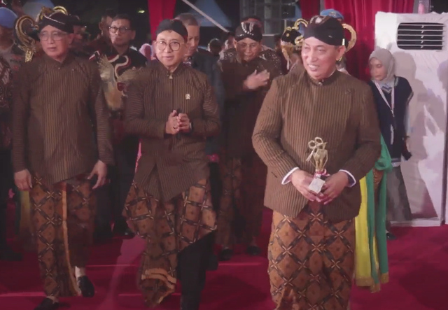 Kapolri Jenderal Listyo Sigit Prabowo dan Menteri Kebudayaan Fadli Zon di acara wayangan HUT Bhayangkara ke-79, Jumat (4/7). Foto: Youtube/ Divisi Humas Polri