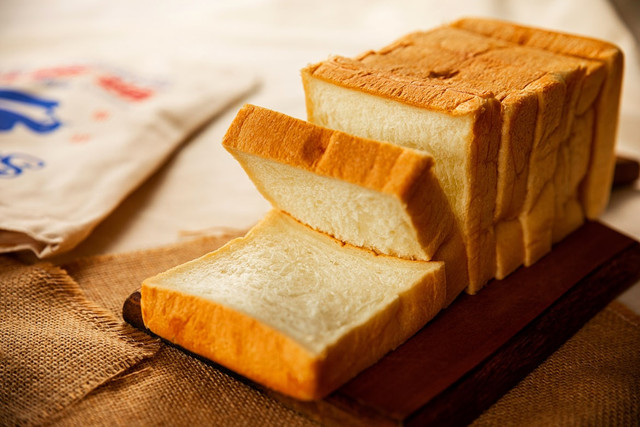 Ilustrasi Cara Mengiris Roti Tawar dengan Rapi agar Tidak Hancur, Unsplash/Charles Chen