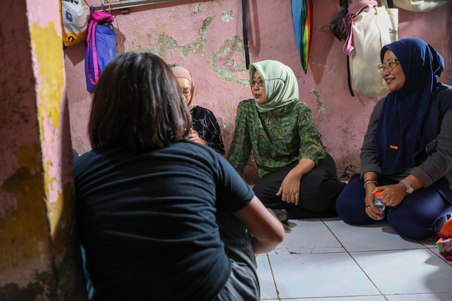 Kunjungan tim DP3A-PPKB Surabaya ke rumah ZHR. Foto: Diskominfo Surabaya 