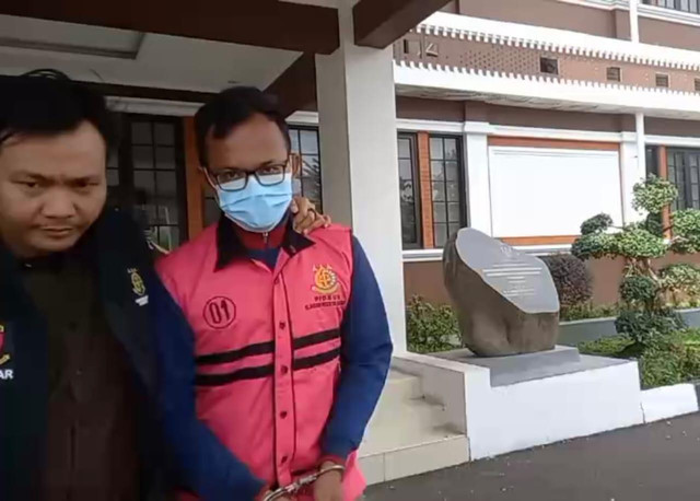 MGS, Sekdes Cipaku, Majalengka, saat ditahan di Kejaksaan Negeri, Kamis (3/7/2025) Foto: Dok. kumparan